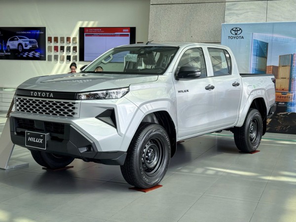 Toyota Hilux Standard 2.8L 4x2 MT